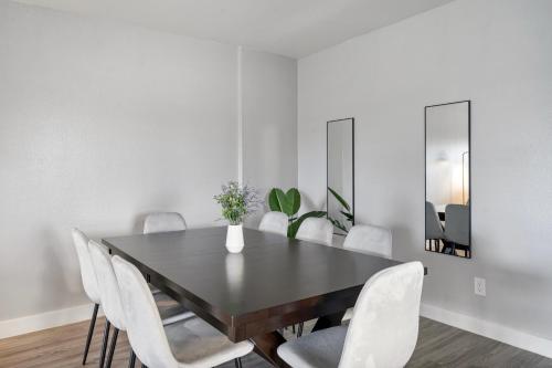 Stylish 3B2B Haven in Scottsdale with Free Parking detail