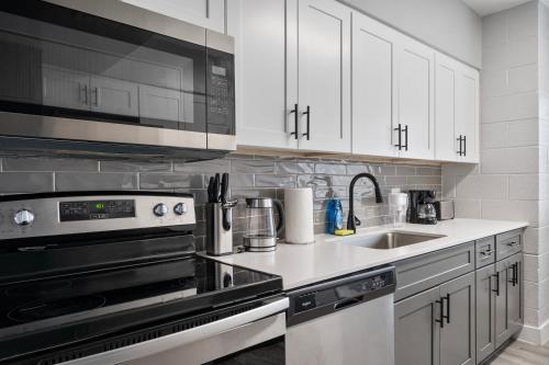 Stylish 3B2B Haven in Scottsdale with Free Parking detail