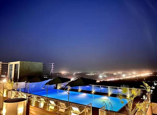 Skyluxe 2 Chic 1Bedroom w Rooftop Club N Pool Access - image 9