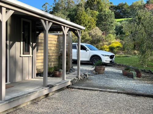 Hotelli välisilme, Two Off Grid Country Cabins 1 Double Bed in Each in Waitoki