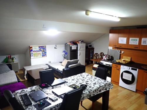 Bếp, Historia Hostel in Skopje