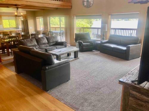 Beautiful Lake Lodge with Huge Private Dock · Spanaway