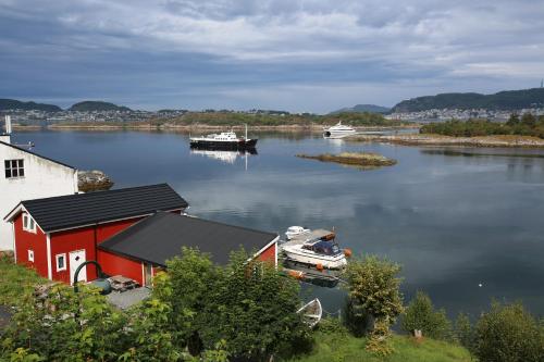 Eget hus i sjøkanten ved fjorden – khách sạn tại Khac