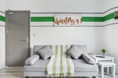 Contractor Luxury Home - Long Stays - 4 Bedrooms - Sleep 8 - Zip & Link Beds - Ultra Fast WiFi - Free Parking gîte à louer Conway Park Railway Station