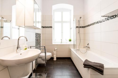 FRITZ by ROCKCHAIR Apartments l SUPERHOST Status l 3 Bedrooms Boxspringbeds 2 Bathrooms 2 Kitchen - Cozy Family & Business Flair welcomes you!, Berlin (photo 7)