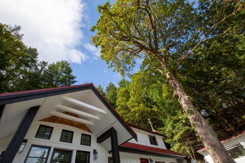 Exterior view, Sungate on Salt Spring - Luxurious Suite with Cedar Hot Tub & View near Cusheon Lake