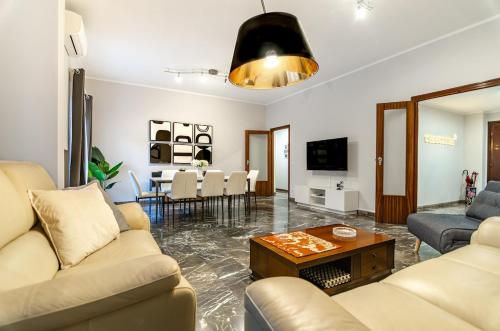 Elegant Retreat in Rome, Comfort & Style - Metro A, Рим