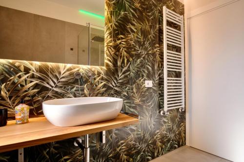 Deluxe Double Room with Side Sea View image 3
