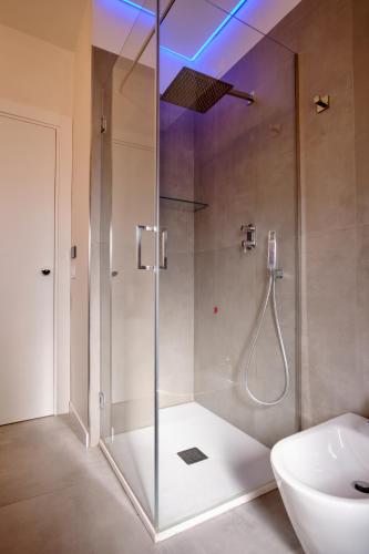 Deluxe Double Room with Side Sea View image 2