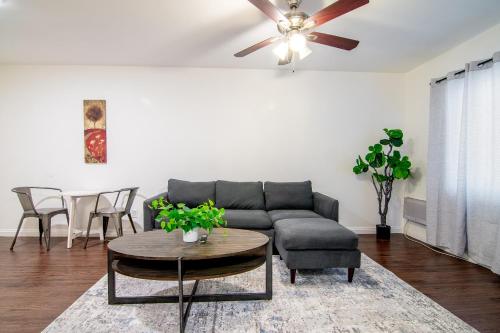 Charming 1-Bedroom Near Beverly Hills & Pico Dining thumb 2