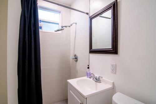 Charming 1-Bedroom Near Beverly Hills & Pico Dining detail