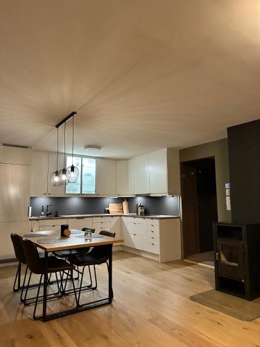 Modern apartement with parking – khách sạn tại Kvaloysletta