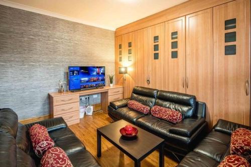 Huge 6 Beds House in Zone 2 London-MobileRateOffers-Families-Leisure-Parking-WiFi-PoolTable-Netflix-Sleeps15!, Londres