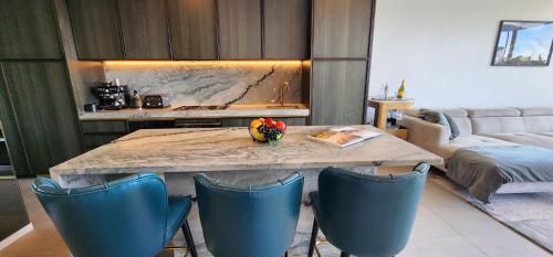 kuhinja, Penthouse perfection with private rooftop pool in Waterloo