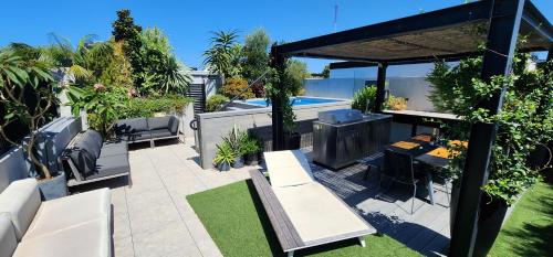Sadržaji, Penthouse perfection with private rooftop pool in Waterloo