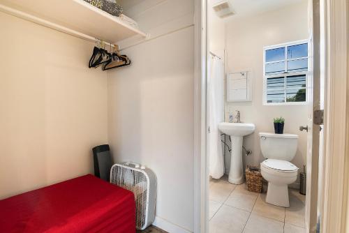 Updated 2nd-Floor Studio Near Beverly Hills & Pico Blvd Dining detail