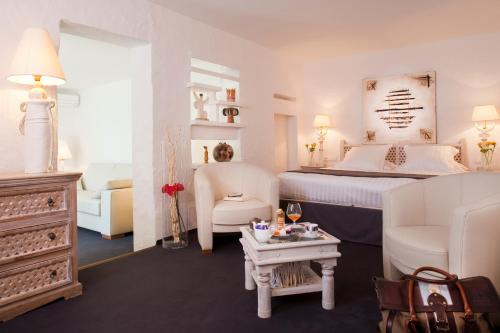 1 queen bed, 1 sofa bed