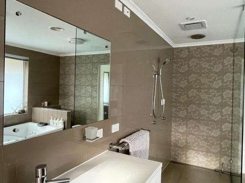 Lipscombe Escape panoramic views luxury and space