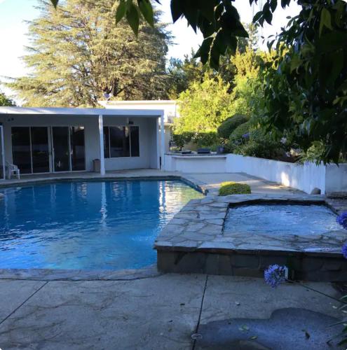 Beautiful 4BD and 3BA Pool Jacuzzi Vacation Home, Los Angeles (photo 9)
