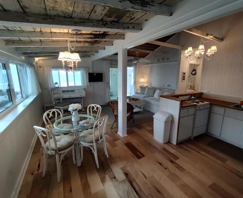 Bungalow Beach Resort – Bradenton Beach, FL