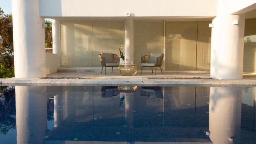 Casita Perla Sustainable Villa with Mountain View, Long Pool, King, Grill