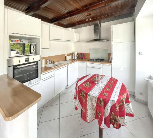 House with 4 bedrooms in Fouesnant with enclosed garden and WiFi 3 km from the beach - image 9