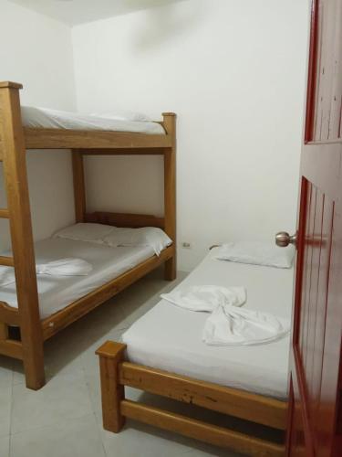 3 twin beds