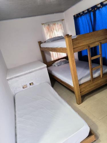 3 twin beds