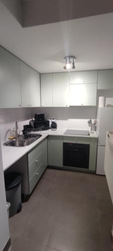 ห้องครัว, Studio a proximité de Paris et Orly (Studio a proximite de Paris et Orly) in เชอวิลลี ลาอุย