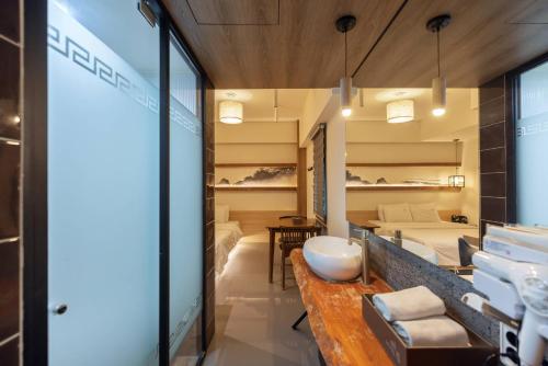 room detail thumbnail 2