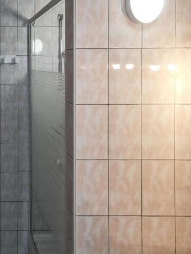 Душ, Maison confortable à Vergezac avec terrasse (Maison confortable a Vergezac avec terrasse) in Mende