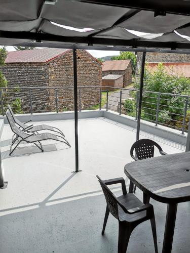 Балкон, Maison confortable à Vergezac avec terrasse (Maison confortable a Vergezac avec terrasse) in Mende
