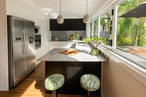 virtuve, Pearl Cottage - Stunning River Front Cottage with Pool in Dunbogan