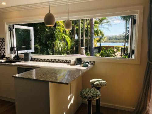 virtuve, Pearl Cottage - Stunning River Front Cottage with Pool in Dunbogan