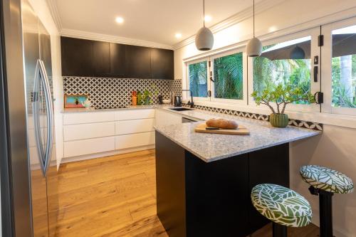 virtuve, Pearl Cottage - Stunning River Front Cottage with Pool in Dunbogan