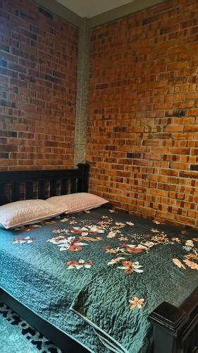 1 double bed, 2 twin beds