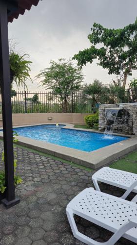 Swimming pool, Casa Moderna con Piscina y Espacios al Aire Libre en Ciudad Celeste, Samborondon in Samborondon