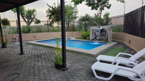 Swimming pool, Casa Moderna con Piscina y Espacios al Aire Libre en Ciudad Celeste, Samborondon in Samborondon