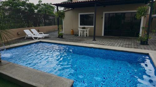 Swimming pool, Casa Moderna con Piscina y Espacios al Aire Libre en Ciudad Celeste, Samborondon in Samborondon