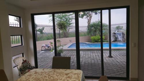 Casa Moderna con Piscina y Espacios al Aire Libre en Ciudad Celeste, Samborondon in Samborondon