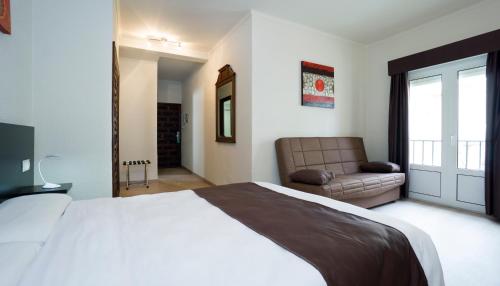 1 double bed, 1 twin bed