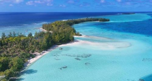 Mara'ai le spot Tubuai Chambre triple Taahueia Deluxe SDB privee avec piscine in Austral Islands