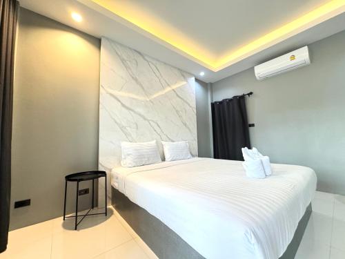 1 king bed, 2 twin beds