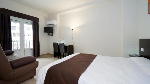 Triple Room with Extra Bed image 3
