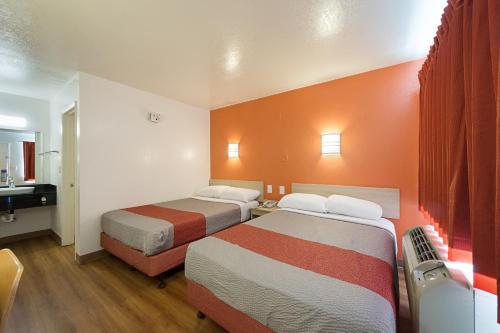 2 double beds