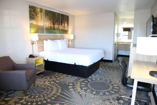 Days Inn by Wyndham Monroe - image 11