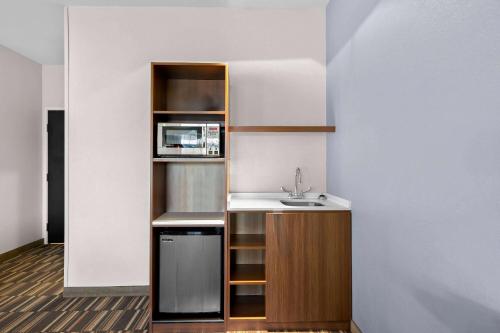 Microtel Inn and Suites by Wyndham Sweetwater - image 13