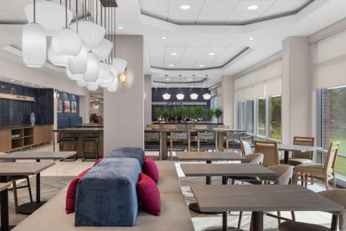 อาหารและเครื่องดื่ม, Hampton Inn & Suites by Hilton Downers Grove Chicago in ดาวเนอร์สโกรฟ (IL)