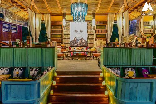 Vestíbulo, Kiri Vari Art Gallaria in Bo Klue