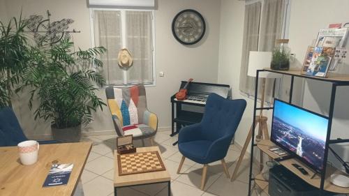 Instalaciones, LA MARINA-Center-Parking-StationtoParis in Les Mureaux